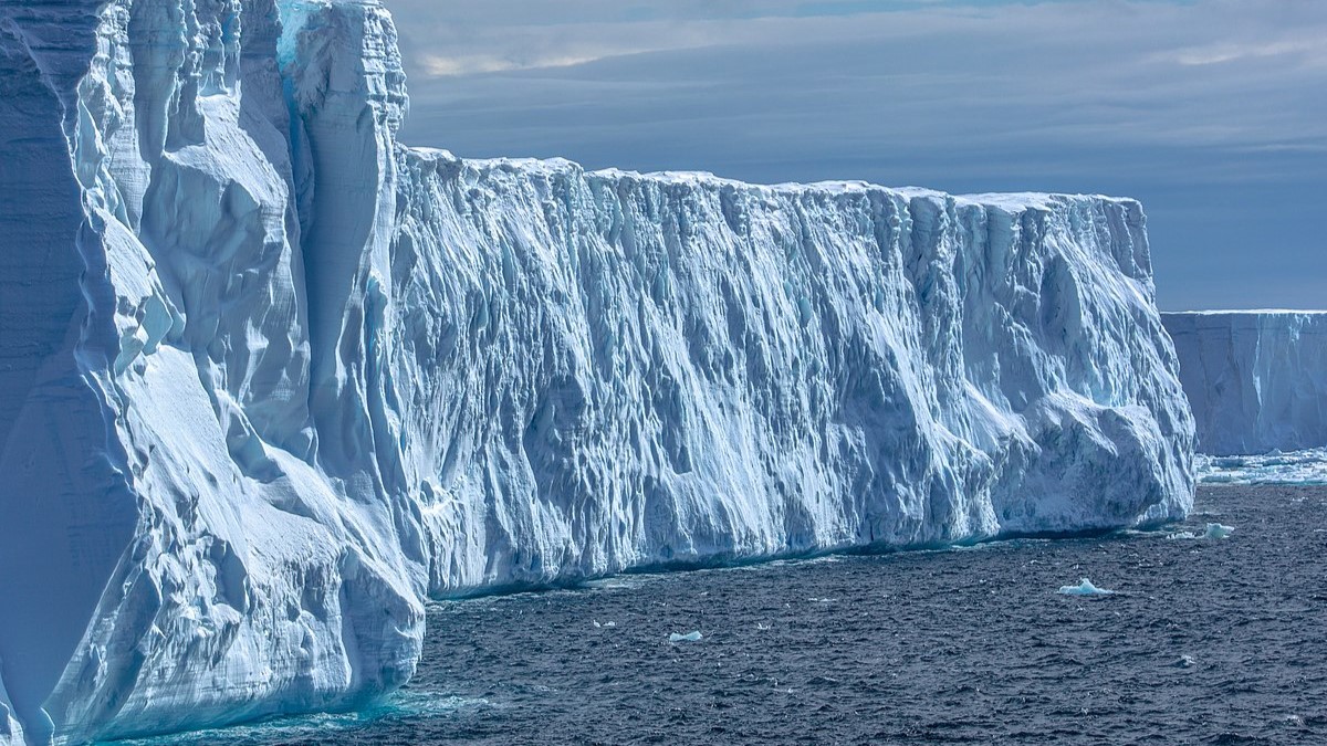 Грозное пробуждение: самый крупный айсберг в мире пришел в движение. А23а и его влияние на климат и безопасность
